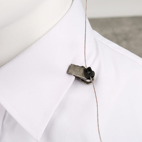 360 ° rotatable shirt clip E 47 earpiece with 360 degree rotatable shirt clip securely attached to shirts, uniforms and vests, preventingthe earpiece from falling during running or chasing