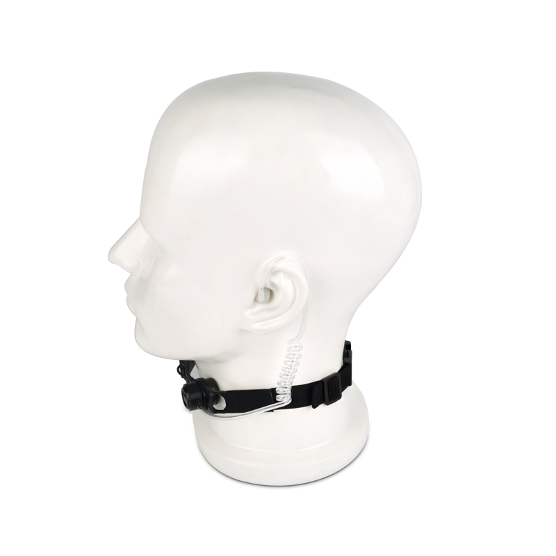 RTM-0340 micrófono de garganta militar con auricular RTM-0340 throat microphone securely worn on the model's neck, side view, with invisible acoustic tube earpiece on the model's ear