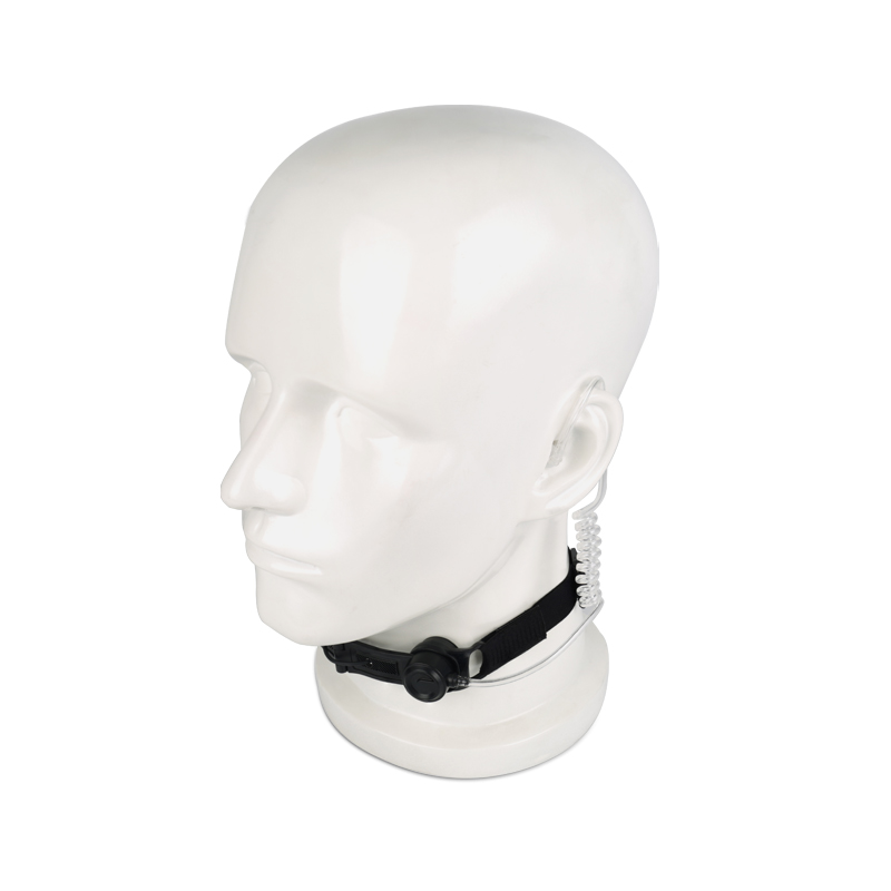 RTM-03 micrófono de garganta militar RTM-03 throat microphone securely worn on the model's neck at a 45-degree angle