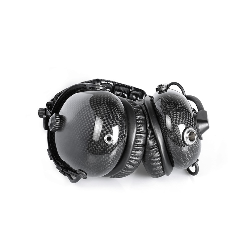 Auriculares para radio bidireccional RAN-1000CF con auriculares dobles, que incorporan una miniclavija XLR de desconexión rápida para una compatibilidad más rápida con varias radios. RAN-1000CF two-way radio headset with dual earcups, featuring a mini XLR quick disconnect jack for faster compatibility with various radios