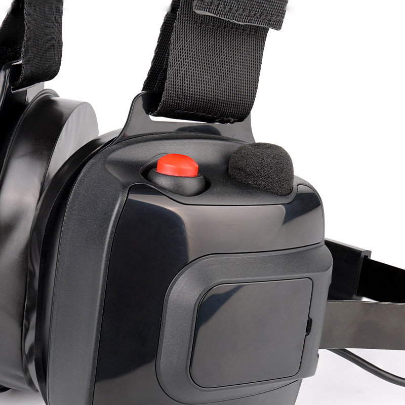 RE-20 taktische Headsets RE-20 tactical headsets with a red PTT button and a dedicated microphone pickup switch for clear communication in tactical operations.